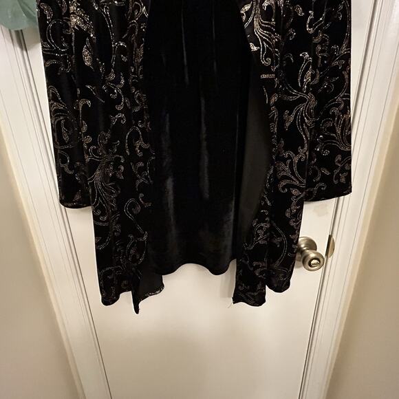 Notations Cardigans Women’s
Formal Black Burnout Floral Long Sleeve 1X Jacket - Picture 4 of 16